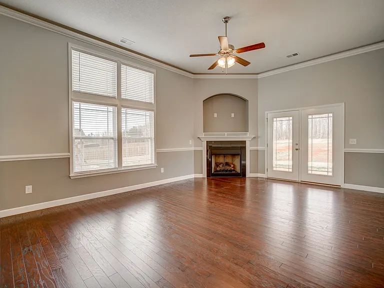 732 Shelburne Ln — Photo 21