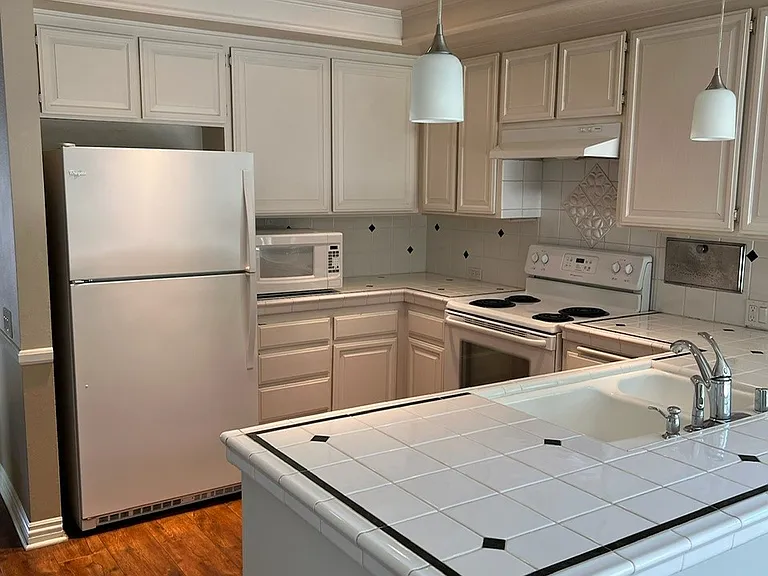 27 Brookstone — Photo 3