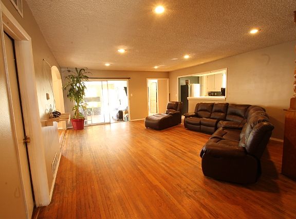 3rd image of 16112 Maidstone Ave