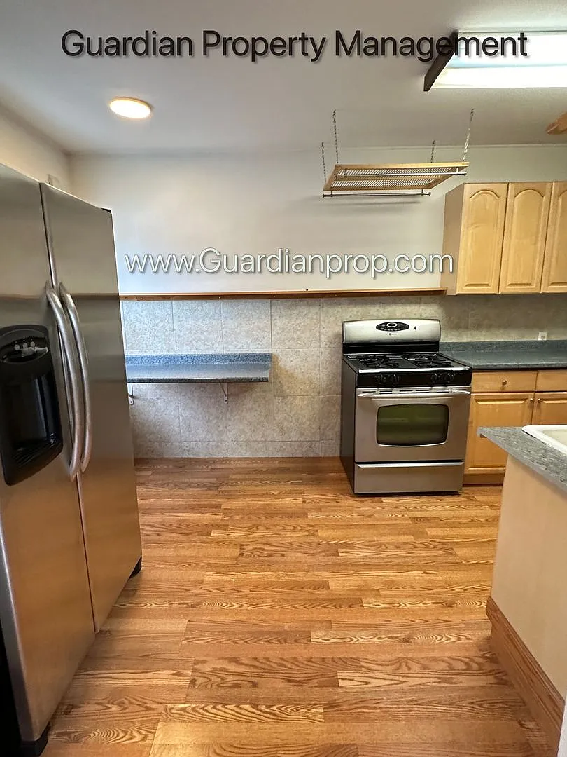 Linden Hills Upper Level Duplex, Sunroom, In Unit Laundry, Dishwasher, Garage Space Included — Photo 4