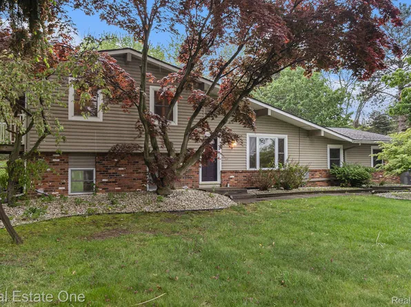 8830 Skylane Dr, Brighton, MI 48114