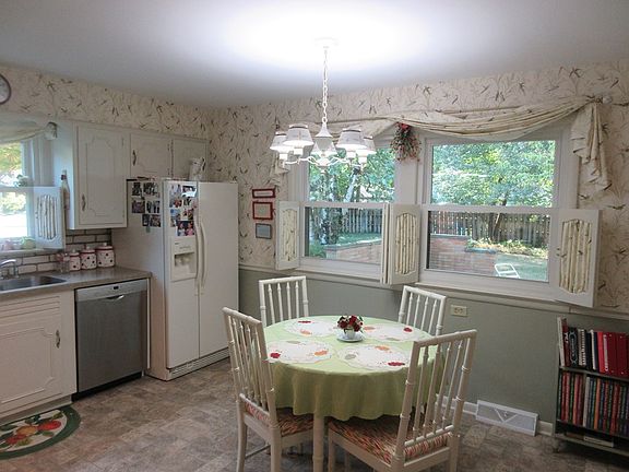 3rd image of 1128 Luray Dr