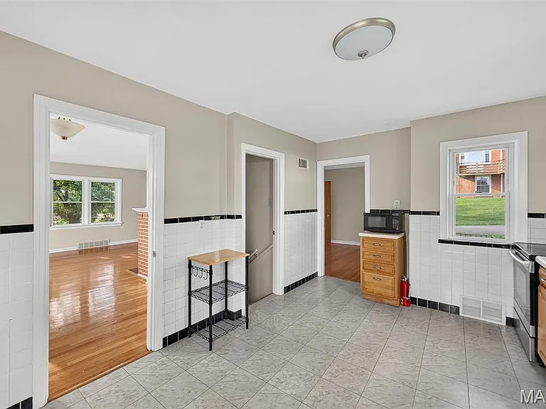 105 N Elm St — Photo 11