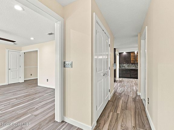 3rd image of 720 Hibiscus Dr
