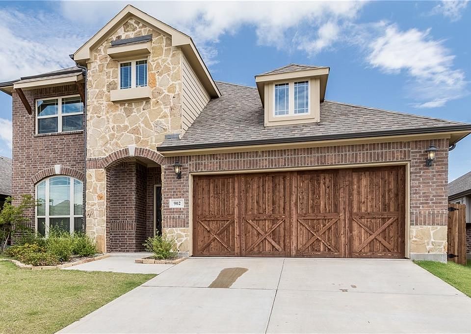 1st image of 902 Chatsworth Dr