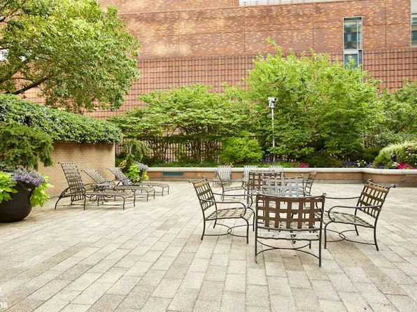 2000 Broadway image 9 of 15