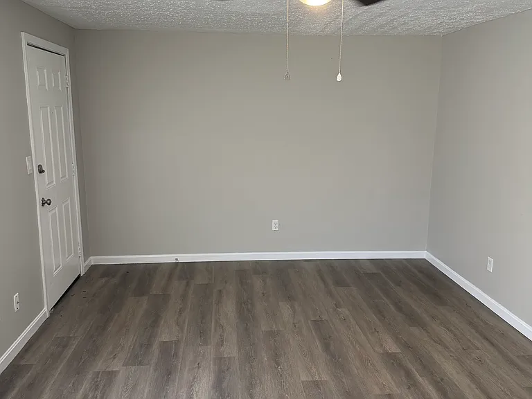 412 Woodcreek Dr #7 — Photo 3