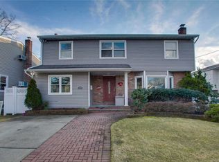 2194 Howes St, Merrick, NY 11566