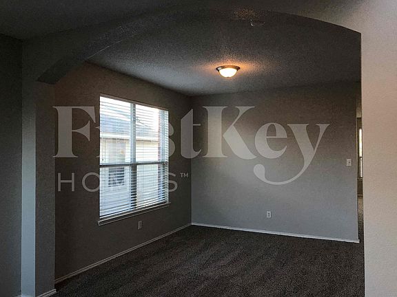 5th image of 429 W Clover Park Dr