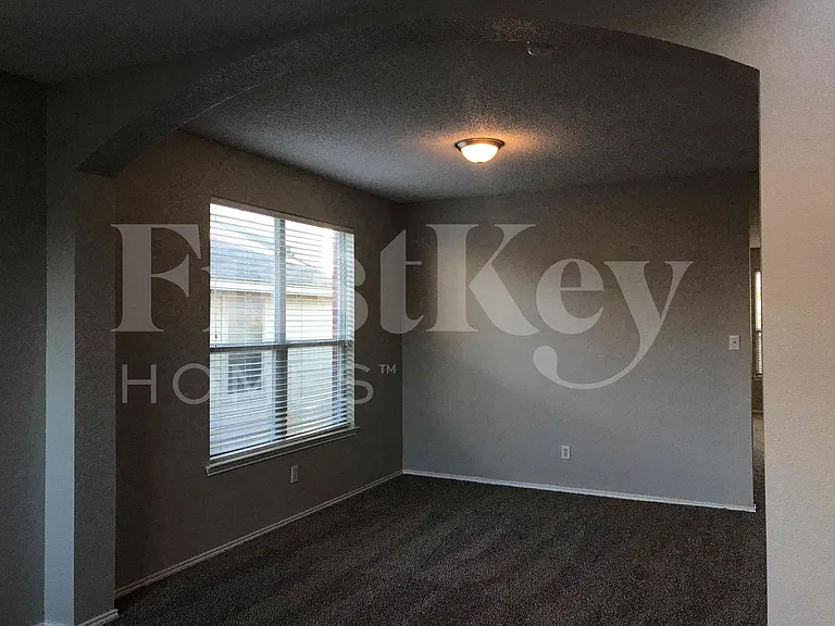 429 W Clover Park Dr — Photo 5
