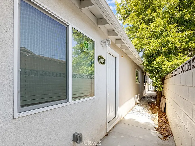 7042 White Oak Ave — Photo 2