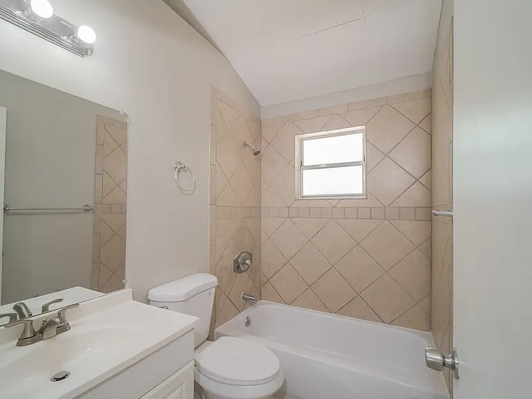 1322 SE 12th St — Photo 15