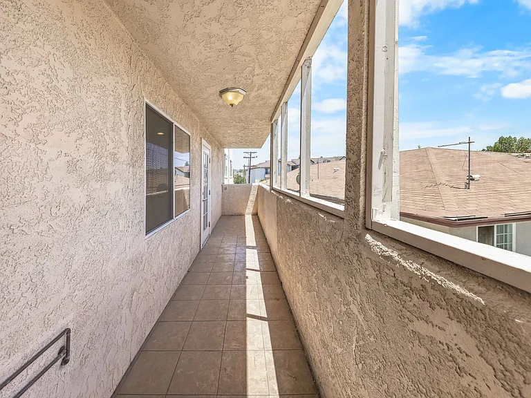 570 W Stocker St #216 — Photo 17