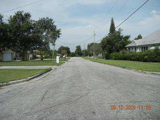 2nd image of 924 Cohassett Ave