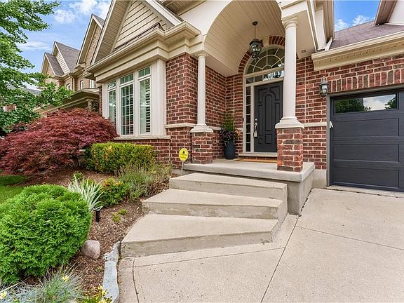 3rd image of 213 Edgewater Cres