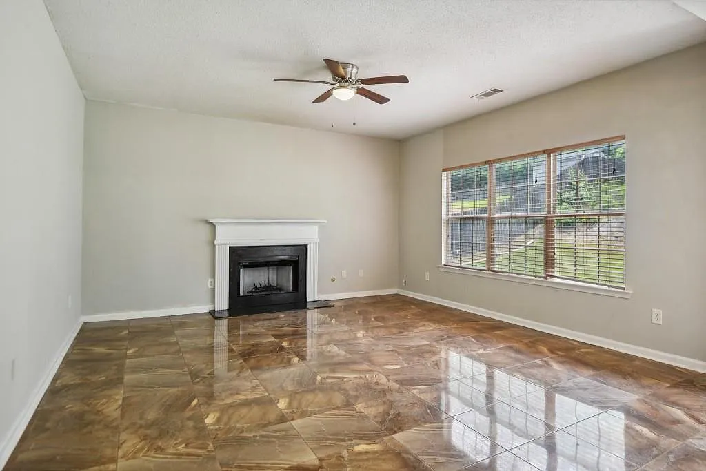 4 bed, 2.5 bath, 2458 sqft, $2,699 — Photo 3