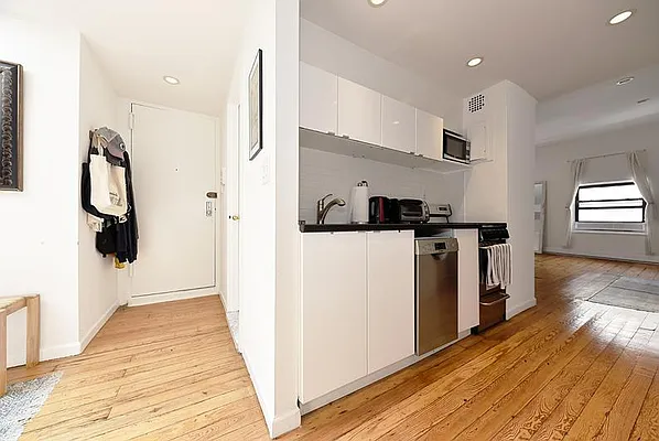 Rented by Buchbinder & Warren | media 20