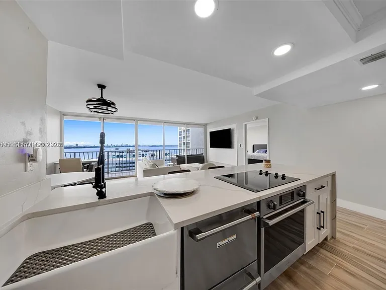 7601 E Treasure Dr #1722 — Photo 4