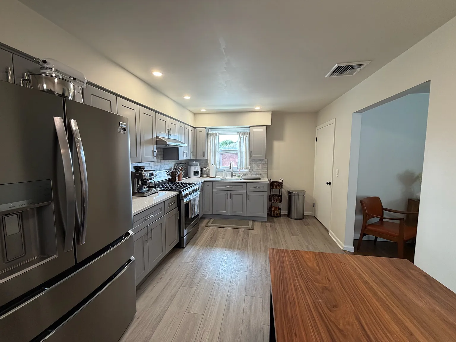 2 bed, 1.5 bath, 1100 sqft, $2,700 — Photo 4