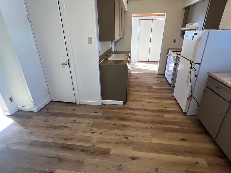 604 E Locust St — Photo 3