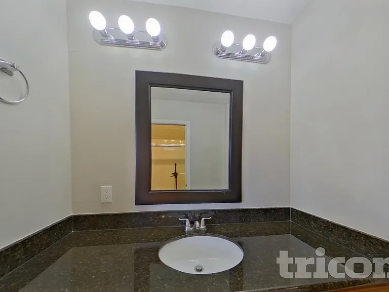 1422 Mistyglen Ln — Photo 9