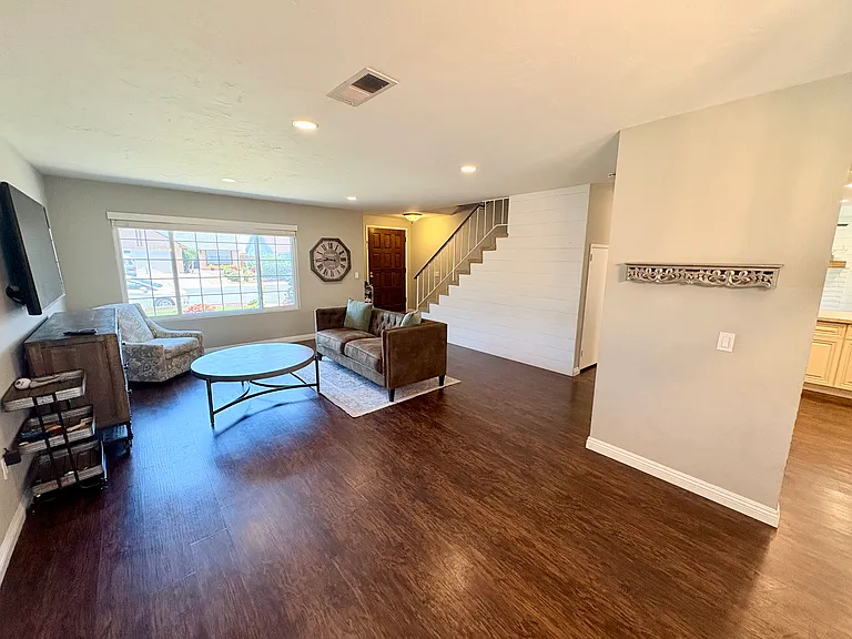 2035 Grove Ave — Photo 4