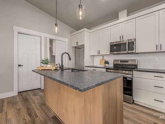 5th image of 2810 Driftwood Dr
