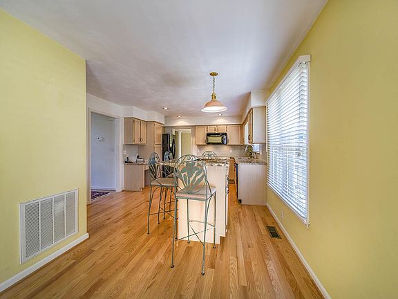 2nd image of 1811 Greenmont Ct