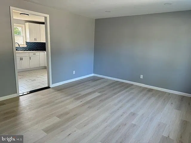3 bed, 1.0 bath, 1252 sqft, $2,250 — Photo 2