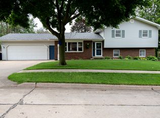 305 Pine Dr, Pella, IA 50219
