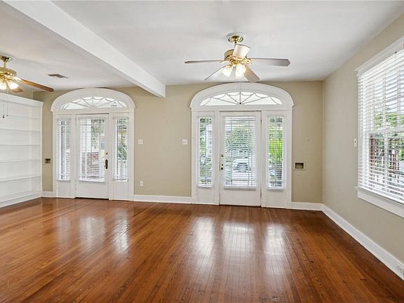 3rd image of 1105 Dante St