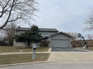 740 Greenview Ln, Wheeling, IL 60090