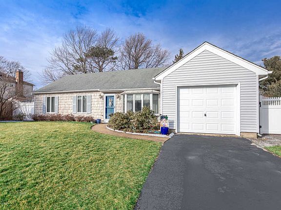 3rd image of 1102 W Lake Dr