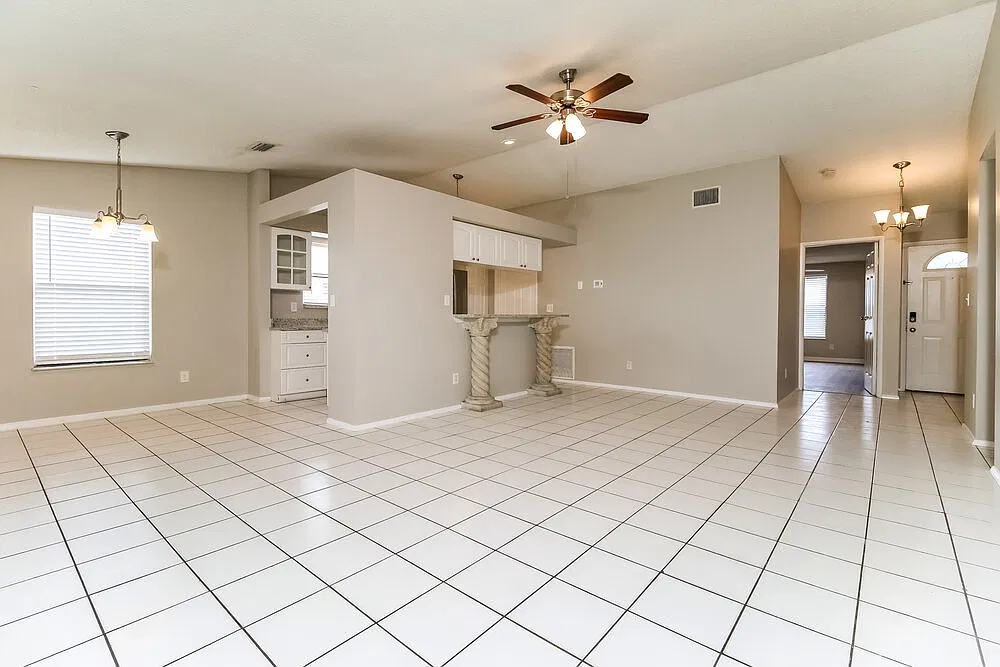 3 bed, 2.0 bath, 1222 sqft, $3,920 — Photo 4