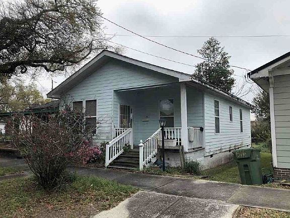 Exterior Neighborhood (street photo)