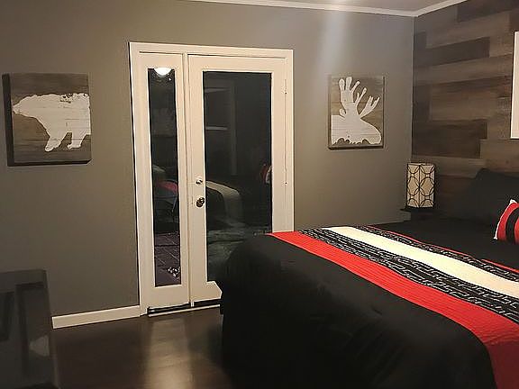 4th image of 225 E Banbury Dr