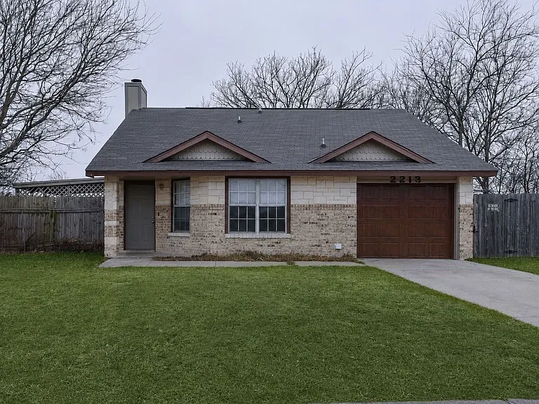 2213 Dickens Dr — Photo 2