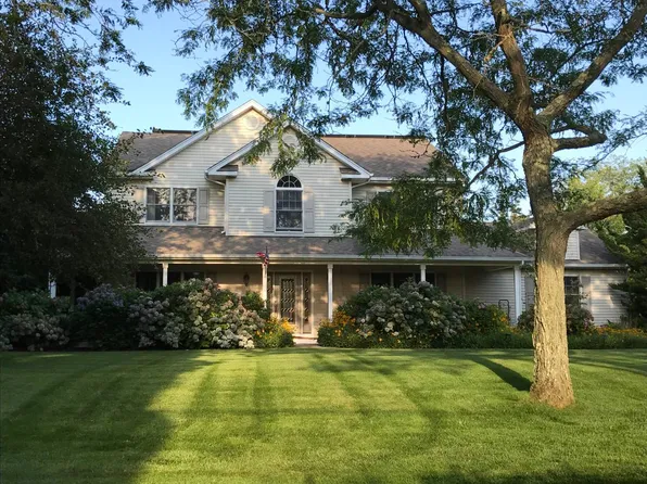 https://photos.zillowstatic.com/fp/3596020ca86aad9de2206a5d18dc8674-p_e.webp