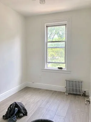 Rented by Halvatzis Realty | media 36