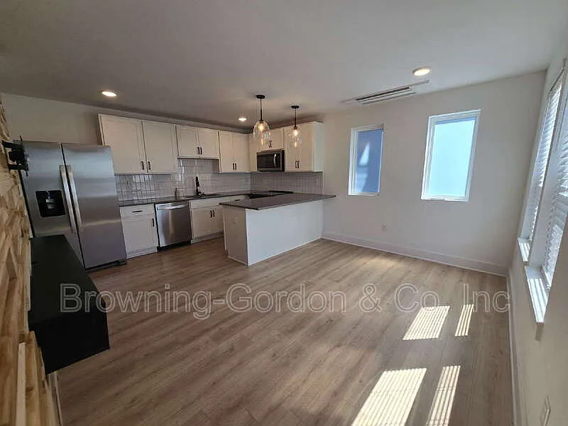 1 bed, 1.5 bath, 996 sqft, $1,695 — Photo 3