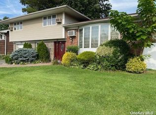 6 Roberta Ln, Syosset, NY 11791