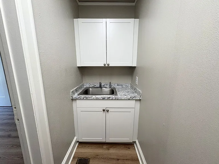 355 Sunset Dr #C — Photo 4