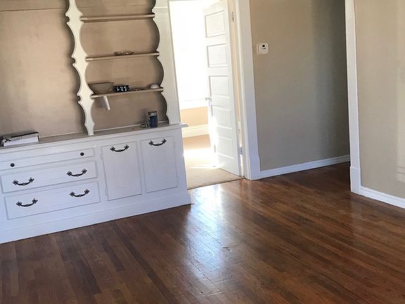 3rd image of 809 W Broadway Ave