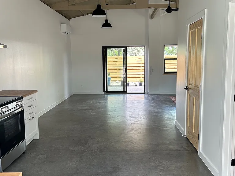 306 E Columbia St — Photo 2