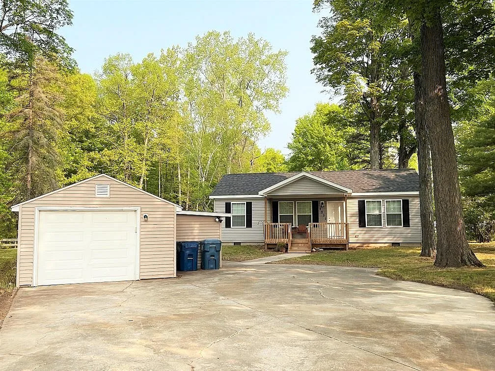 3 bed, 2.0 bath, 1085 sqft, $1,800 — Photo 1