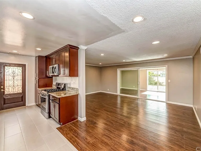 10312 Miranda Ave — Photo 7
