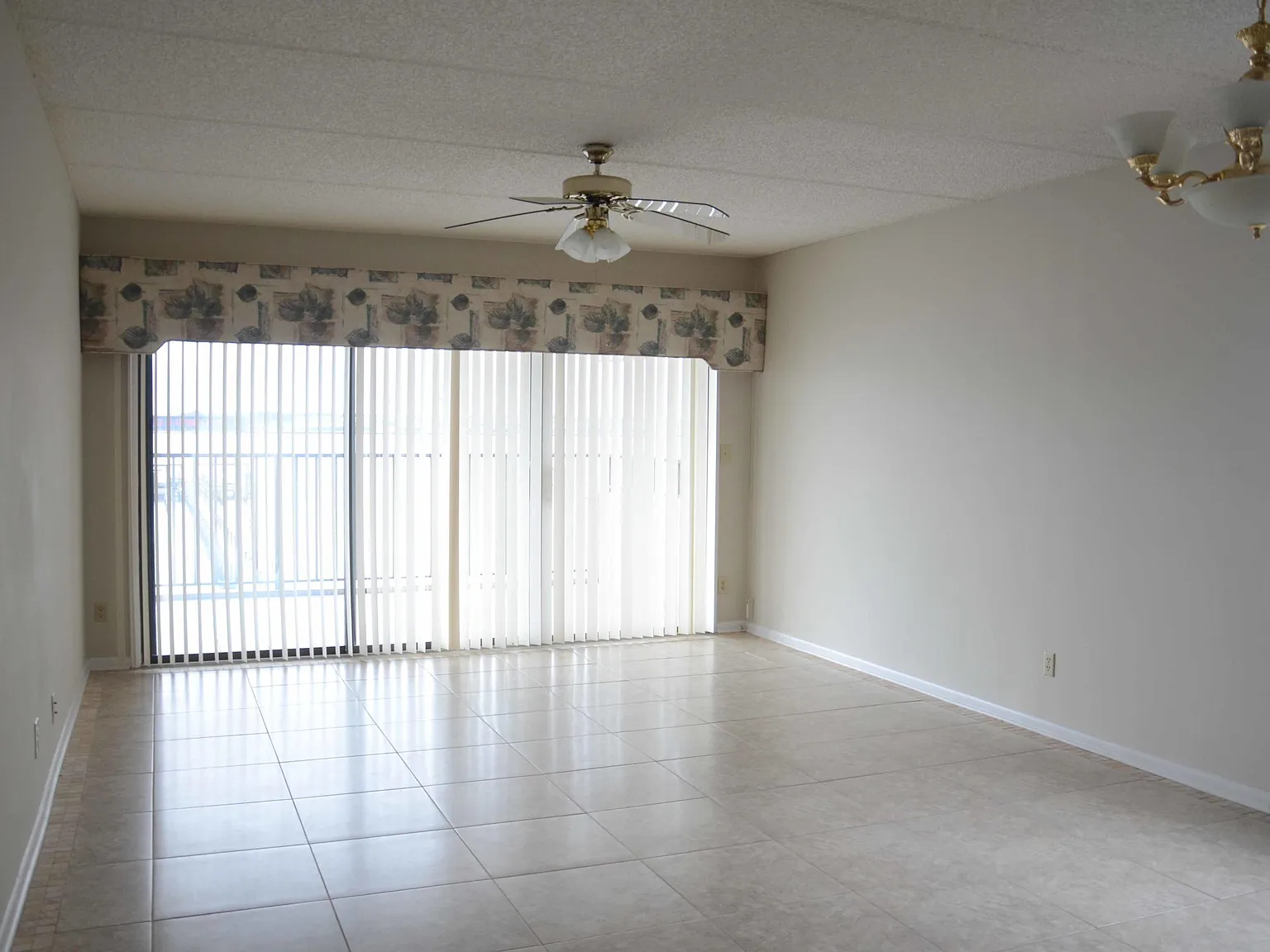 3 bed, 2.0 bath, 1738 sqft, $2,200 — Photo 3