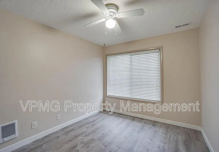 5404 NE 45th St — Photo 28