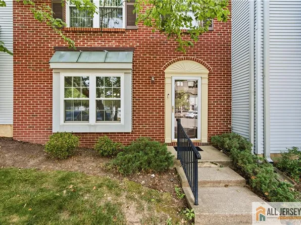18 Colleen Ct, Kendall Park, NJ 08824