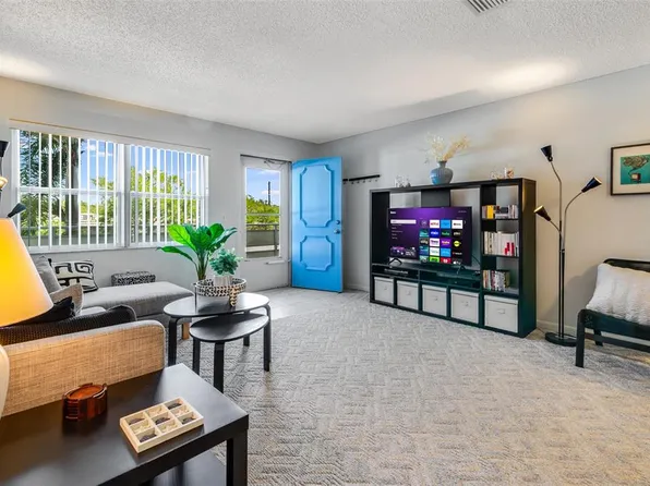 2850 59th St S APT 205, Gulfport, FL 33707